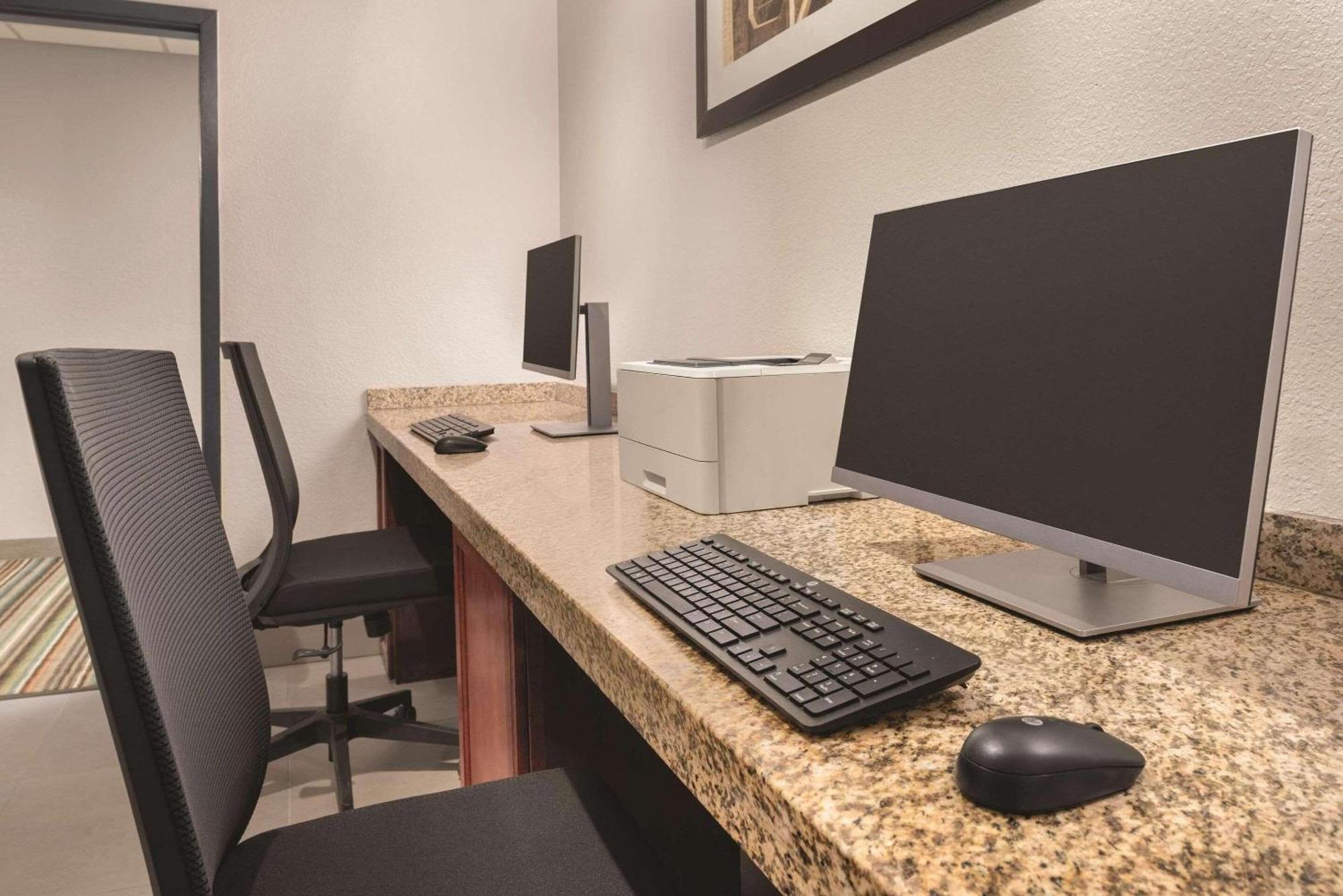 Country Inn & Suites By Radisson, Pella, Ia Esterno foto
